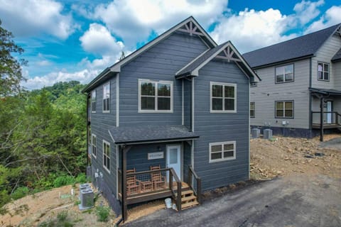 Moonwalking Bear- Perfect Fall Cabin Stay Cabin in Sevierville