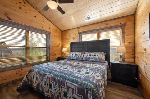 Moonwalking Bear- Perfect Fall Cabin Stay Cabin in Sevierville