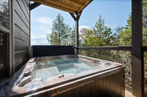 Moonwalking Bear- Perfect Fall Cabin Stay Cabin in Sevierville