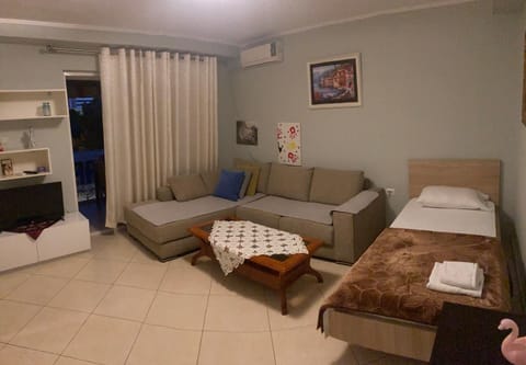 Bed, Living room, Photo of the whole room, Seating area, towels