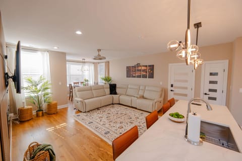 Luxury Stylish 3BR Home Minutes from Downtown Apartment in Rogers Park