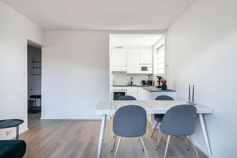 Kitchen or kitchenette, Living room, Seating area, Dining area