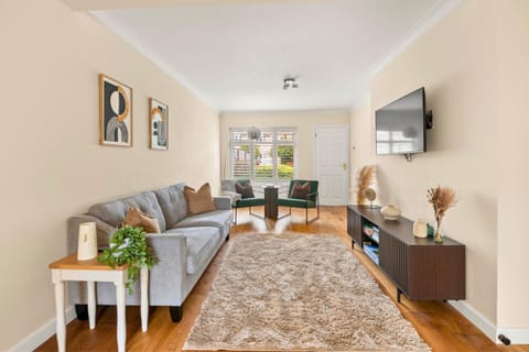 TV and multimedia, Living room, Seating area, Evening entertainment