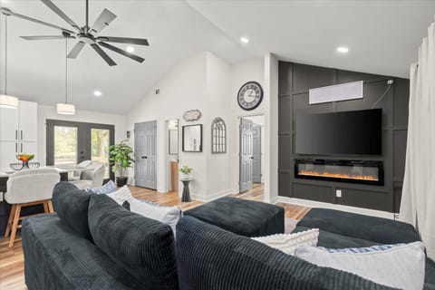 Spacious 3BR,3BA Modern Home House in Belvedere Park