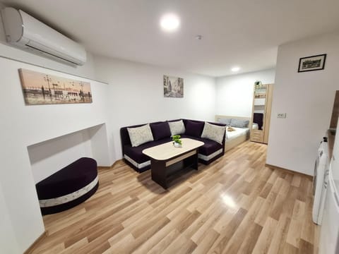 TV and multimedia, Living room, Seating area, air conditioner