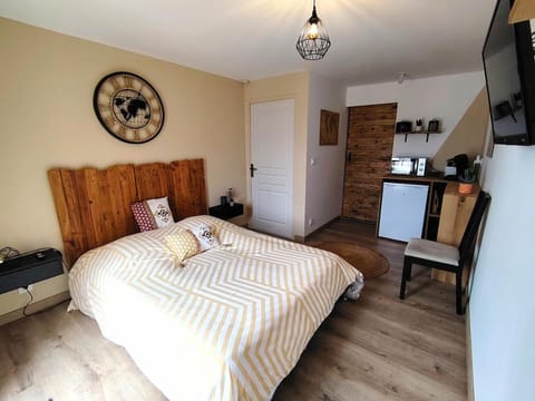 TV and multimedia, Photo of the whole room, Bedroom