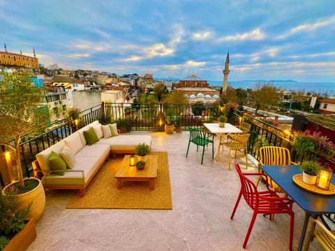Property building, Day, Natural landscape, View (from property/room), Balcony/Terrace, Seating area, City view, Sea view
