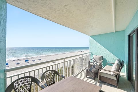 Day, View (from property/room), Balcony/Terrace, Seating area, Dining area, Beach, Sea view