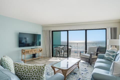 Communal lounge/ TV room, TV and multimedia, View (from property/room), Balcony/Terrace, Living room, Seating area, Sea view