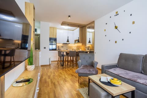 TV and multimedia, Kitchen or kitchenette, Living room, Seating area, Dining area, Food