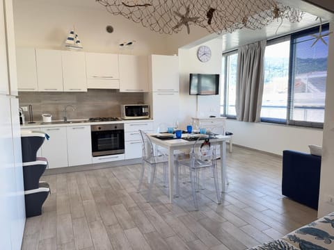 TV and multimedia, Kitchen or kitchenette, Dining area, oven, stove, toaster