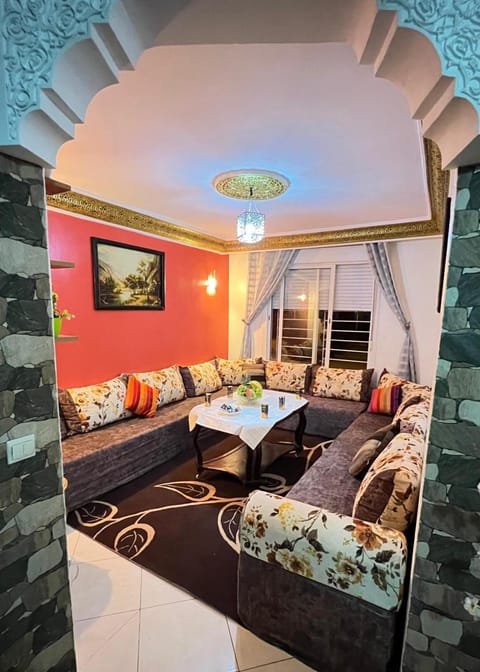 Bed, TV and multimedia, Living room, Photo of the whole room, Decorative detail, Decorative detail, Seating area, Bedroom, internet, internet
