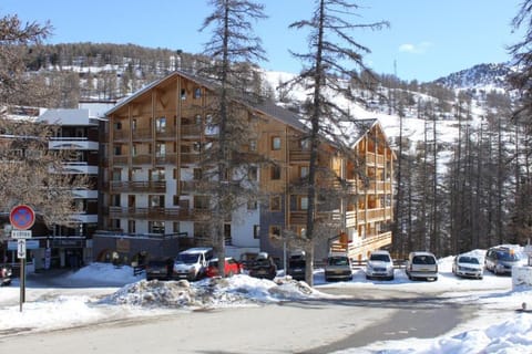 Property building, Natural landscape, Winter, Mountain view, Location, Parking