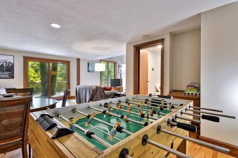 4BR Killington Home Perfect for Families, Pet-Friendly, Fireplace House in Killington