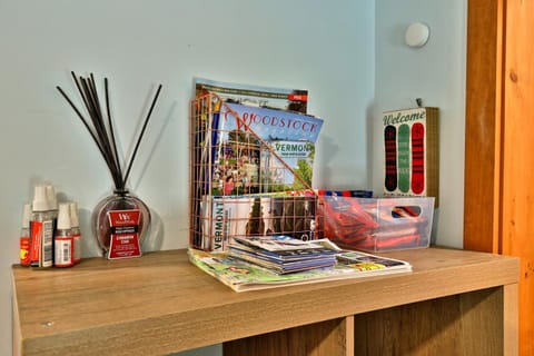 4BR Killington Home Perfect for Families, Pet-Friendly, Fireplace House in Killington