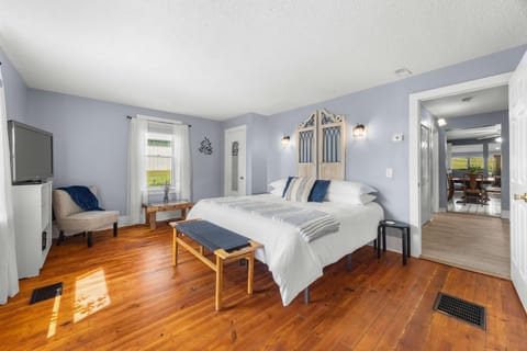 Bed, TV and multimedia, Bedroom