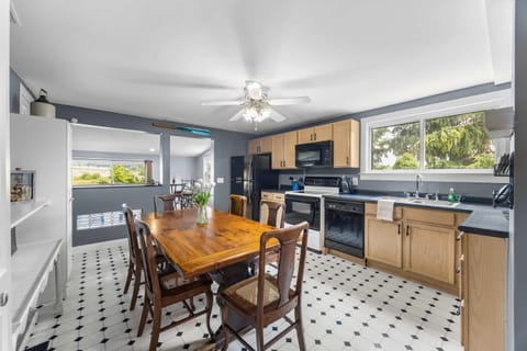 Kitchen or kitchenette, Dining area, dishwasher, oven, stove