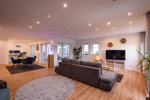 Communal lounge/ TV room, TV and multimedia, Living room, Seating area, Evening entertainment