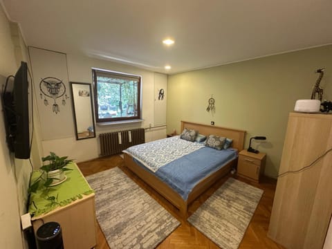 Bed, TV and multimedia, Photo of the whole room, Bedroom