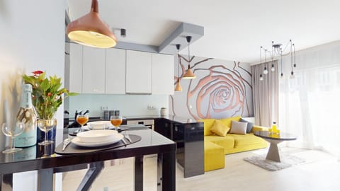 Kitchen or kitchenette, Living room, Seating area, Dining area
