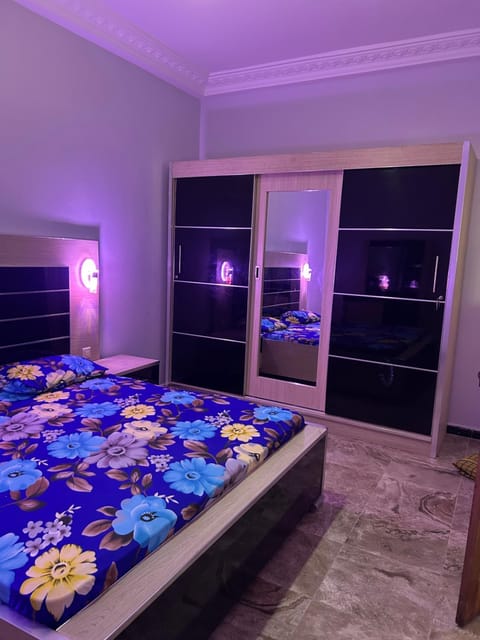 Photo of the whole room, Bedroom, wardrobe