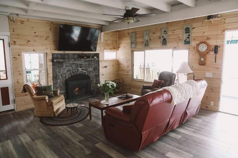 VISTA LAGO Gorgeous Lakefront with Private Beach 3 day minimum House in Ferrisburgh