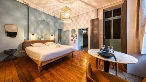 Bed, Living room, Photo of the whole room, Seating area, Bedroom