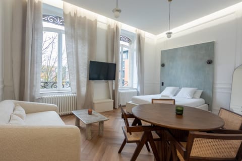 Bed, TV and multimedia, Living room, Photo of the whole room, Seating area, Bedroom
