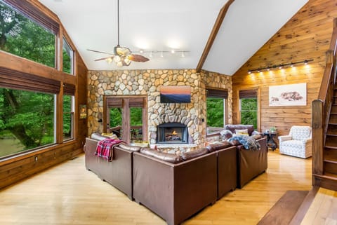 Cabin Zen, Riverfront, Hot Tub, Arcades, Sleeps 8 Cabin in Georgia