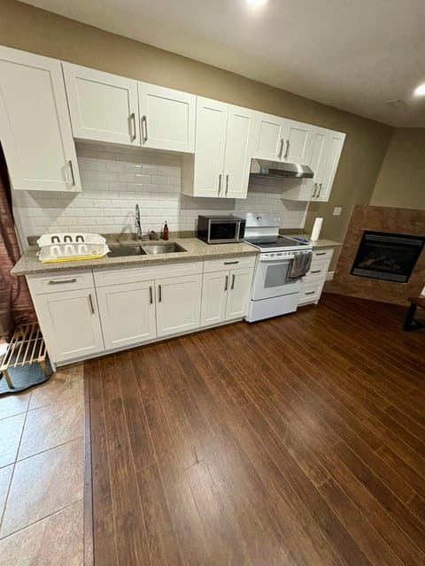 Kitchen or kitchenette, Kitchen or kitchenette, oven, stove