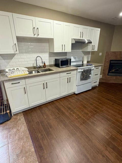 Kitchen or kitchenette, Kitchen or kitchenette, Communal kitchen, oven, stove, kitchen, kitchen