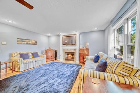 Off The Hook Spacious Home with Pool Firepit Large Yard House in South Haven