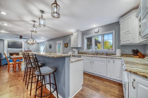 Off The Hook Spacious Home with Pool Firepit Large Yard House in South Haven