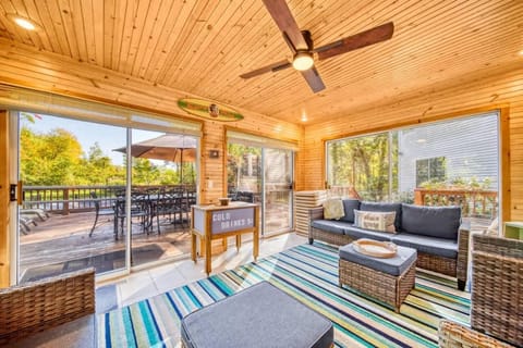 Off The Hook Spacious Home with Pool Firepit Large Yard House in South Haven