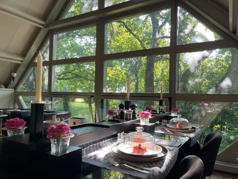 Garden, Food and drinks, Dining area, Food, Garden view, Breakfast
