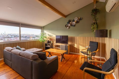 TV and multimedia, Living room, Seating area, Evening entertainment, air conditioner