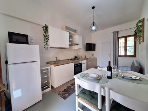 TV and multimedia, Kitchen or kitchenette, Living room, Dining area, stove