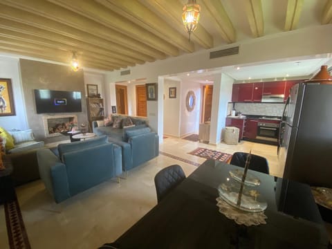 Communal lounge/ TV room, TV and multimedia, Kitchen or kitchenette, Living room, Seating area, Dining area, oven