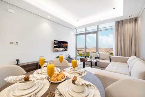 TV and multimedia, Living room, Food and drinks, Seating area, Dining area, Evening entertainment, Food, Drinks