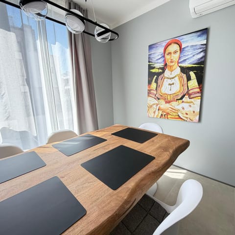 Seating area, Dining area
