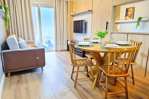 Communal lounge/ TV room, TV and multimedia, Living room, Seating area, Dining area