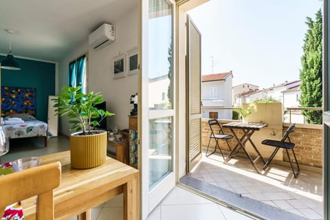 View (from property/room), Balcony/Terrace, Dining area, air conditioner