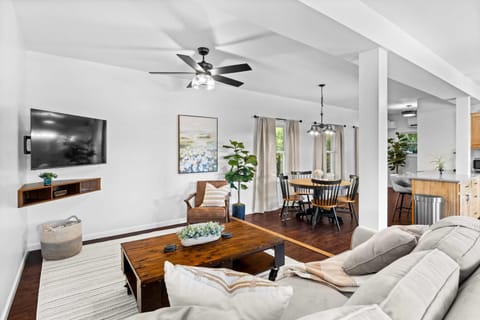 TV and multimedia, Living room, Seating area, Dining area