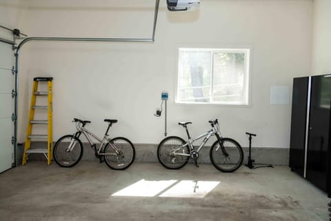 Modern 3-Bedroom Vacation Home Near Brundage Mountain & Payette Lake House in McCall