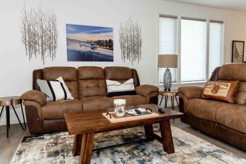 Modern 3-Bedroom Vacation Home Near Brundage Mountain & Payette Lake House in McCall