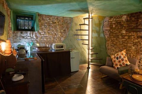 Kitchen or kitchenette, Living room, Seating area, Dining area, oven