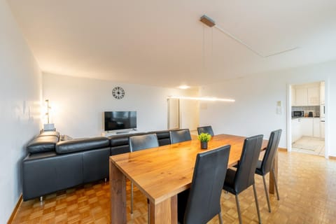 Communal lounge/ TV room, TV and multimedia, Living room, Seating area, Dining area, Evening entertainment
