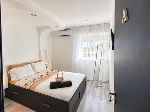Bed, TV and multimedia, Photo of the whole room, Bedroom, internet, towels, wardrobe, air conditioner