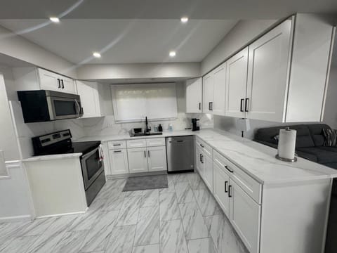 Modern Family Home -3BR -High Speed Wi-Fi Comfort House in Sterling Heights