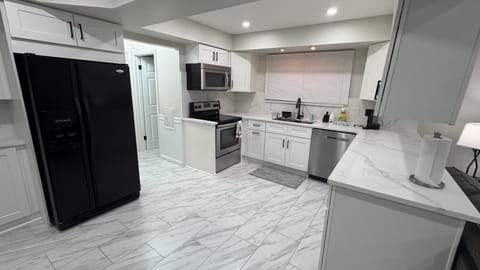 Modern Family Home -3BR -High Speed Wi-Fi Comfort House in Sterling Heights